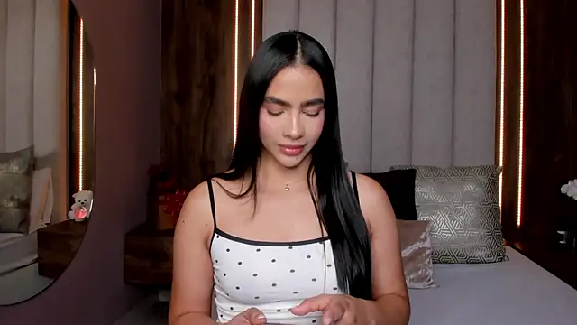 Snapshot of LucySalvatore_ chatting on 10, 5, 2026 LucySalvatore online show from 10, 5, 2026