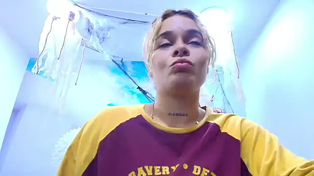 Snapshot of ESMERALDA-BLUE chatting on 17, 10, 2025 ESMERALDA-BLUE online show from 17, 10, 2025