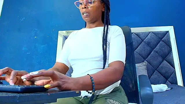 Snapshot of ebony__jheim chatting on 21, 10, 2025 ebony jheim online show from 21, 10, 2025