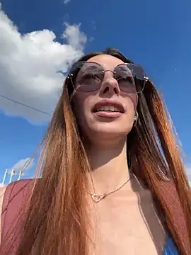 Amelie Crosby online show from 13, 7, 2026