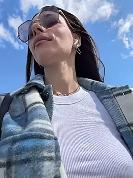 Amelie Crosby online show from 23, 7, 2026