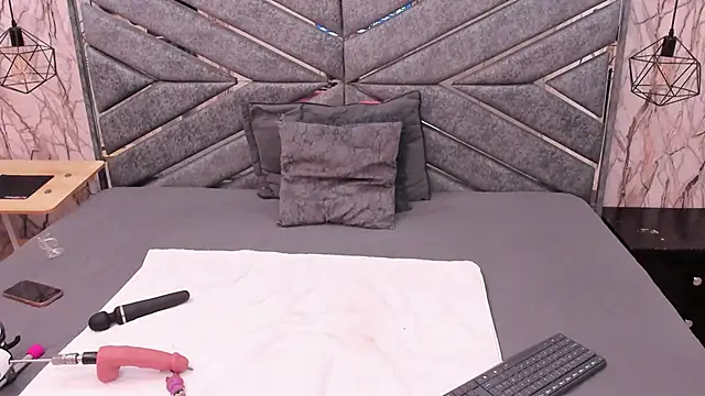 SASHA BROWNIE   online show from 6, 3, 2026