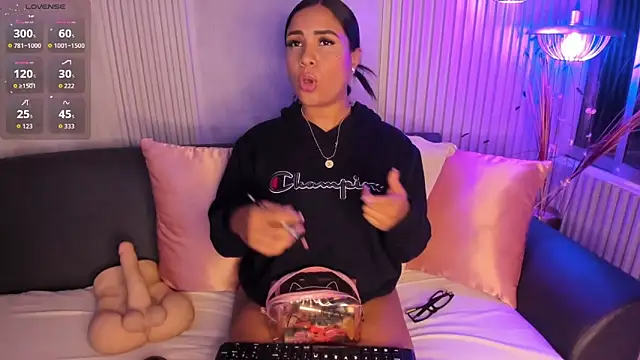 MarianaaSantos online show from 27, 10, 2025