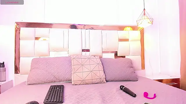 Skylar Smith  online show from 25, 2, 2026