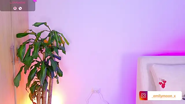 onlyemily  online show from 28, 4, 2026