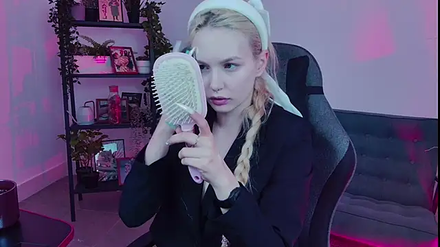 AvaDaviis online show from 9, 9, 2025