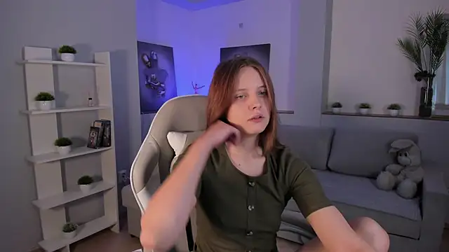 Snapshot of AlicePill chatting on 11, 10, 2025 AlicePill online show from 11, 10, 2025