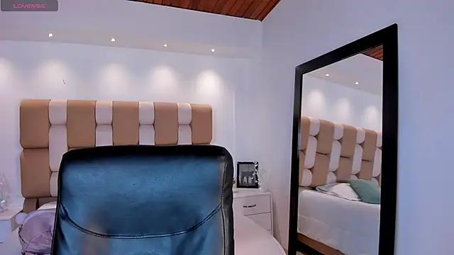 AidaJones online show from 30, 10, 2025