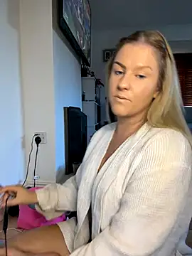 Snapshot of Charleigh_xx chatting on 6, 11, 2025 Charleigh xx online show from 6, 11, 2025