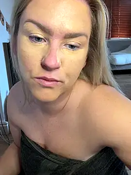 Snapshot of Charleigh_xx chatting on 16, 10, 2025 Charleigh xx online show from 16, 10, 2025