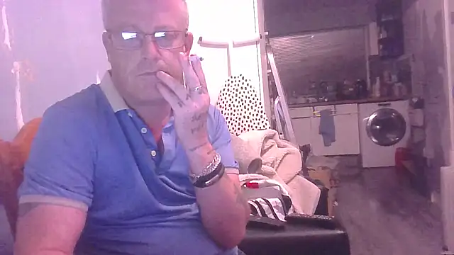 Snapshot of hefin18 chatting on 2, 10, 2025 hefin18 online show from 2, 10, 2025