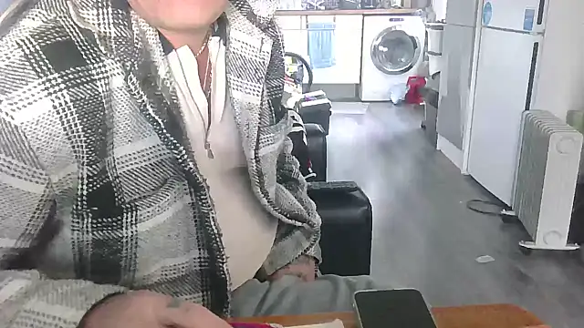 Snapshot of hefin18 chatting on 24, 1, 2025 hefin18 online show from 24, 1, 2025