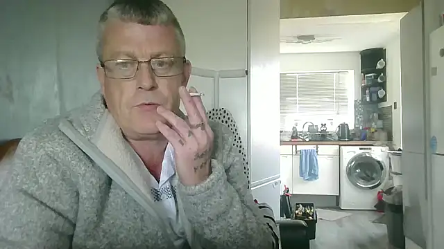 Snapshot of hefin18 chatting on 4, 3, 2025 hefin18 online show from 4, 3, 2025
