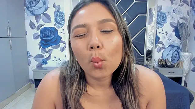 Snapshot of LatinaHoleQueen chatting on 12, 11, 2025 LatinaHoleQueen online show from 12, 11, 2025