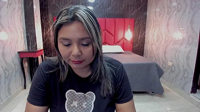 LatinaHoleQueen online show from 4, 2, 2026