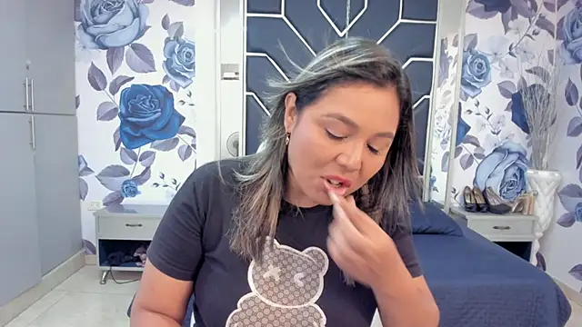 Snapshot of LatinaHoleQueen chatting on 10, 11, 2025 LatinaHoleQueen online show from 10, 11, 2025