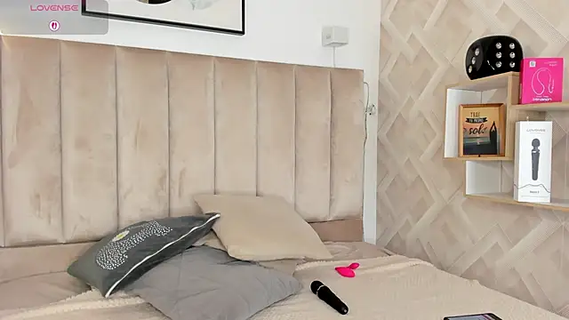 Clhoe Johnson online show from 21, 10, 2025