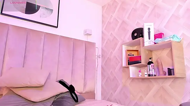 Clhoe Johnson online show from 31, 10, 2025