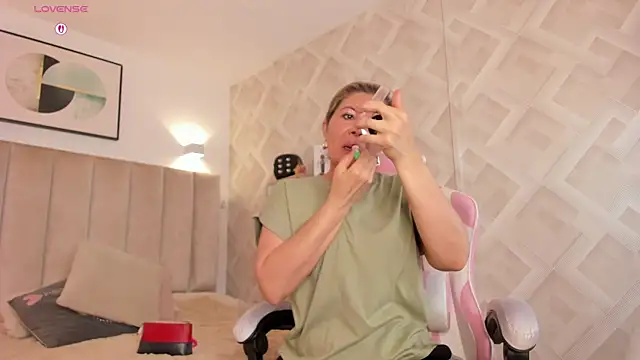 Clhoe Johnson online show from 11, 4, 2026