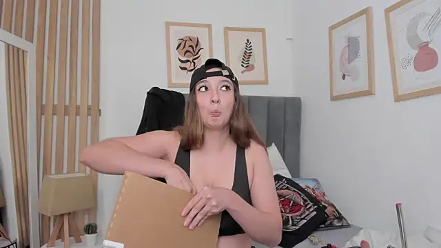 Alice Dickinssonn online show from 16, 12, 2025