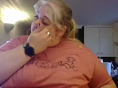 Snapshot of Kinkyhousewife83 chatting on 8, 10, 2025 Kinkyhousewife83 online show from 8, 10, 2025