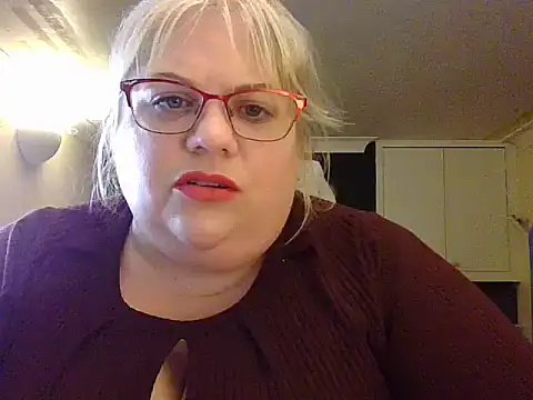 Snapshot of Kinkyhousewife83 chatting on 10, 9, 2025 Kinkyhousewife83 online show from 10, 9, 2025