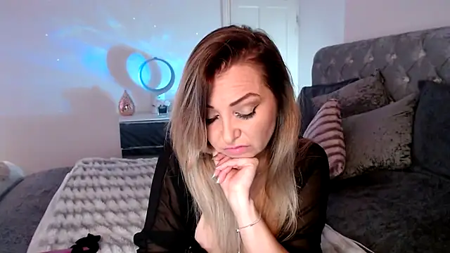 Snapshot of AngeleyesUK chatting on 23, 10, 2025 AngeleyesUK online show from 23, 10, 2025