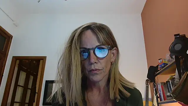 Snapshot of Polly23 chatting on 24, 11, 2025 Polly23 online show from 24, 11, 2025