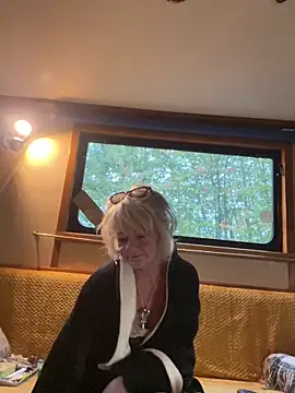 Snapshot of ladyboatlady chatting on 9, 10, 2025 ladyboatlady online show from 9, 10, 2025