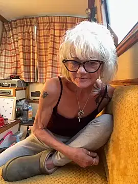 Snapshot of ladyboatlady chatting on 2, 10, 2025 ladyboatlady online show from 2, 10, 2025