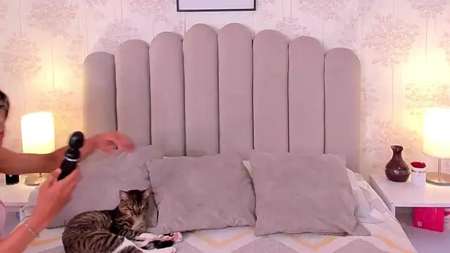 ShaynaHosk online show from 5, 2, 2026