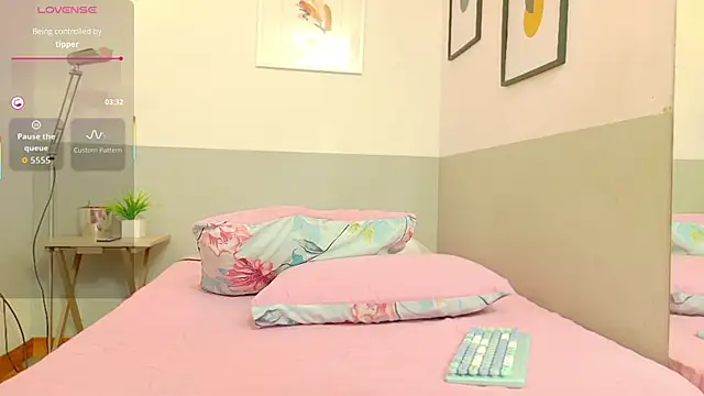 Snapshot of cutepetitee chatting on 29, 10, 2025 cutepetitee online show from 29, 10, 2025