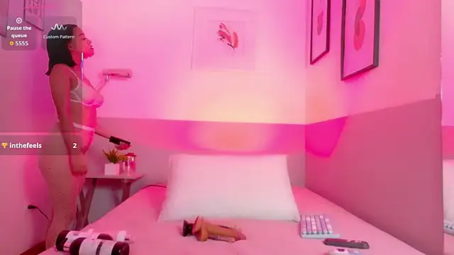 Snapshot of cutepetitee chatting on 17, 10, 2025 cutepetitee online show from 17, 10, 2025