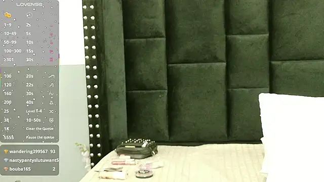 Snapshot of cutepetitee chatting on 14, 10, 2025 cutepetitee online show from 14, 10, 2025