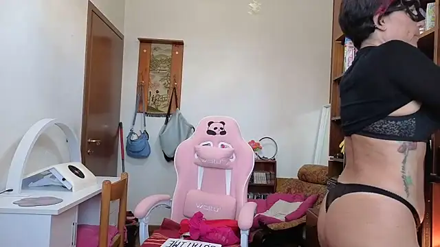Snapshot of DragonflyExhib chatting on 15, 5, 2026 DragonflyExhib online show from 15, 5, 2026