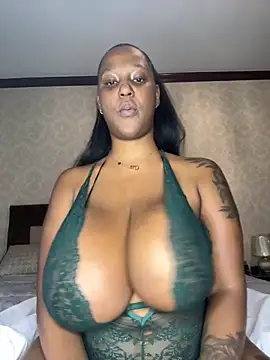 Snapshot of sexyBoobies98 chatting on 31, 10, 2025 sexyBoobies98 online show from 31, 10, 2025