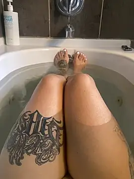 Snapshot of starsaligned chatting on 4, 4, 2026 starsaligned online show from 4, 4, 2026