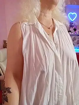 Snapshot of SquirtMilf00 chatting on 17, 7, 2026 SquirtMilf00 online show from 17, 7, 2026
