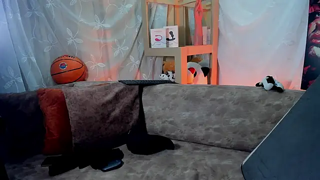 LoganTwink18 online show from 8, 4, 2026