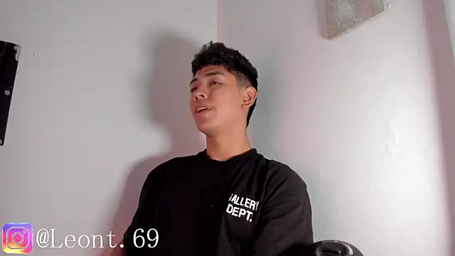 LoganTwink18 online show from 22, 4, 2026