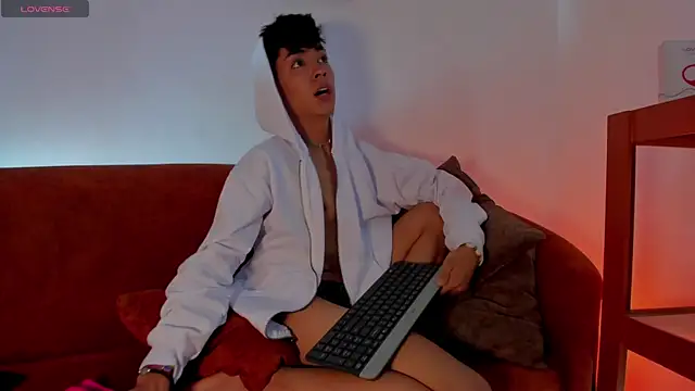 LoganTwink18 online show from 13, 10, 2025