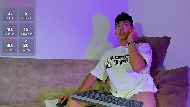 LoganTwink18 online show from 31, 10, 2025