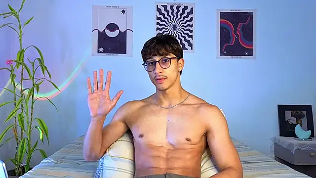 Snapshot of LatinReall chatting on 8, 10, 2025 LatinReall online show from 8, 10, 2025