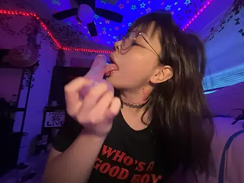Snapshot of moan4mona chatting on 8, 6, 2026 moan4mona online show from 8, 6, 2026
