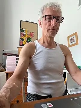 Snapshot of SexyLeon8 chatting on 8, 7, 2026 SexyLeon8 online show from 8, 7, 2026