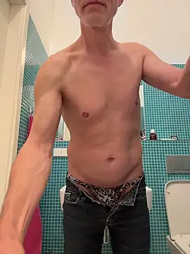 Snapshot of SexyLeon8 chatting on 8, 5, 2026 SexyLeon8 online show from 8, 5, 2026