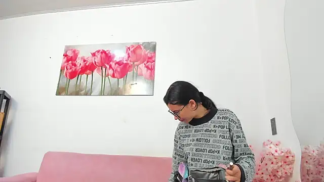 Snapshot of pinky_f00x chatting on 2, 6, 2026 pinky f00x online show from 2, 6, 2026