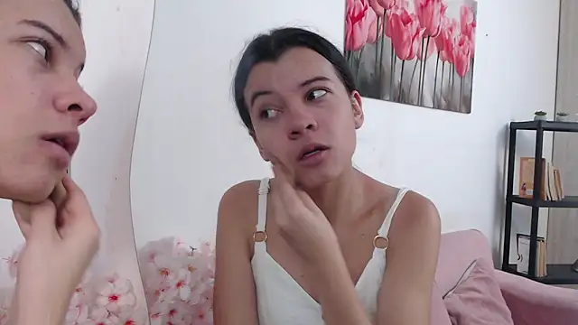 Snapshot of pinky_f00x chatting on 6, 5, 2026 pinky f00x online show from 6, 5, 2026