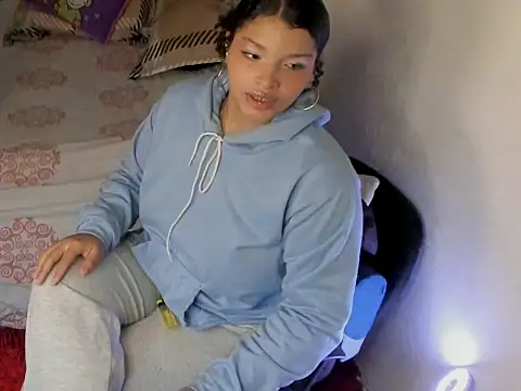 chloe kisses online show from 23, 3, 2026