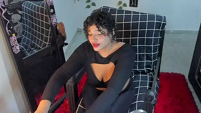 chloe kisses online show from 27, 10, 2025